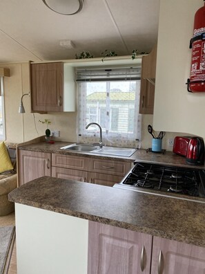 Cabin | Private kitchen | Fridge, microwave, oven, stovetop - Beautiful 2-bed Caravan Situated Near Leven, Fife (Leven)