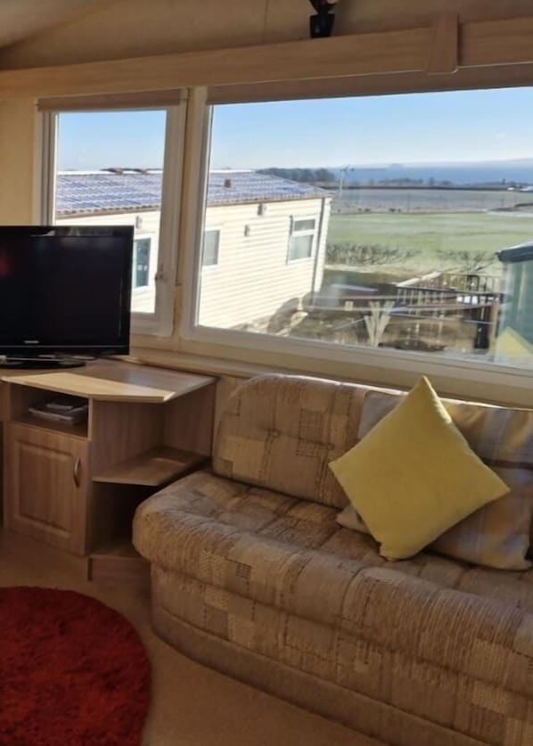 Mökki | Oleskelualue | Takka