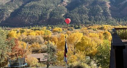STUDIO 203: AMAZING Mountain Views - 5 Minutes to Downtown Durango! Pet Friendly
