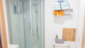 Douche, sèche-cheveux, serviettes fournies, savon