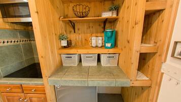 Réfrigérateur, micro-ondes, plaque de cuisson, cafetiÚre/bouilloire