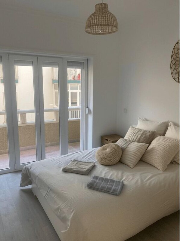 3 bedrooms, WiFi, bed sheets - Apartamento com Terraço e 3 Quartos, 200 Metros da Praia (Costa da Caparica)