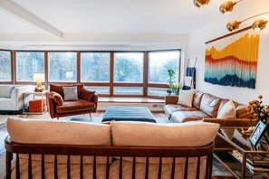 Smart TV, fireplace, video games - Heated Pool, Hot Tub & Mountain Views on 15 Acres! New Listing Special! (Freehold)