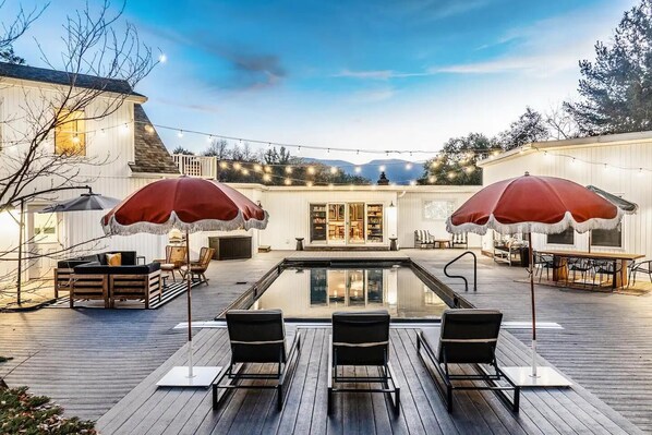 Outdoor dining - Heated Pool, Hot Tub & Mountain Views on 15 Acres! New Listing Special! (Freehold)