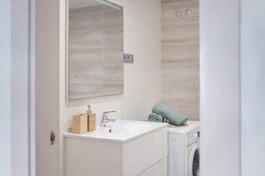 Shower, hair dryer, towels, soap - Picasso's Dream Cozy & Chic Attic Plaza Merced (Málaga)