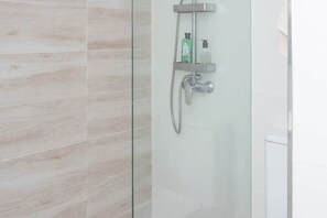 Dusche, Haartrockner, Handtücher, Seife