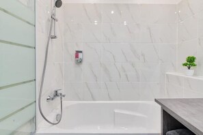 Amenidades de baño gratuitas, secadora de cabello, toallas 