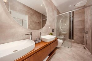 A modern bathroom with a large mirror, two sinks, a shower, and a toilet. - Ultra Luxury Villa with the sea view - Villa Su Kalkan  (Antalya)