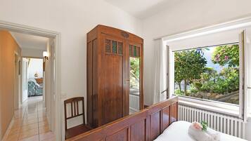 1 bedroom, bed sheets