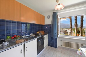 Departamento estándar, 1 habitación, junto a la montaña (Casa Sonja) | Cocina privada | Refrigerador, horno, parrilla de estufa y cafetera de espresso