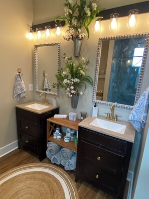 Douche, serviettes fournies, papier toilette