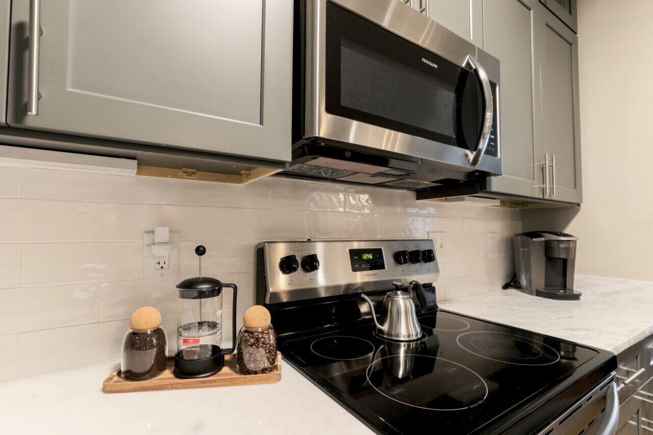 Réfrigérateur, four à micro-ondes, un four, surface de cuisson