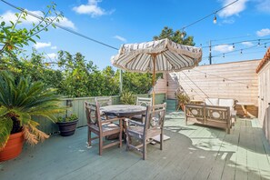 Outdoor dining - Bellissimo By the Sea, 2 Bedroom, Walk Everywhere (Laguna Beach)