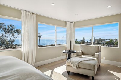 Luxury 3 bed 3 bath with Ocean Views+ Steps to the Beach