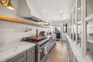 Micro-ondes, four, plaque de cuisson, lave-vaisselle