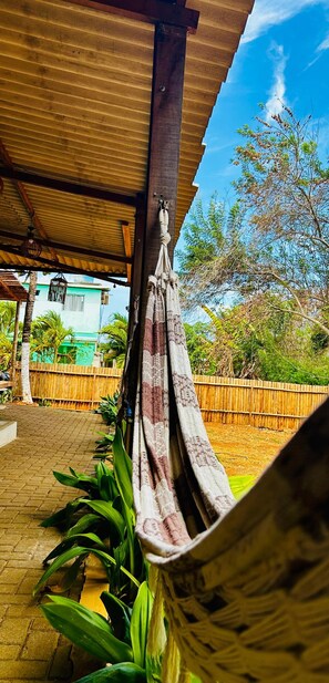 32-inch Smart TV with digital channels, streaming services - Pousada Shalon Adonai Noronha (Fernando de Noronha)