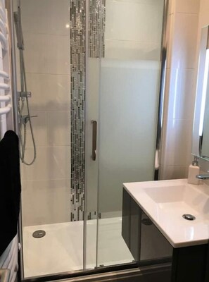 Kostenlose Toilettenartikel, Haartrockner, Handtücher, Toilettenpapier