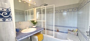 تجهيزات دش، مجففات شعر، مناشف، صابون