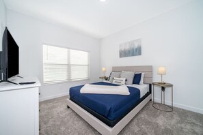 4 bedrooms, iron/ironing board, travel crib, free WiFi - Captivating House - Private Pool & Close to Disney (Davenport)