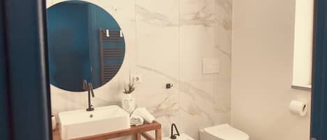 Douche, articles de toilette gratuits, sĂšche-cheveux, peignoirs