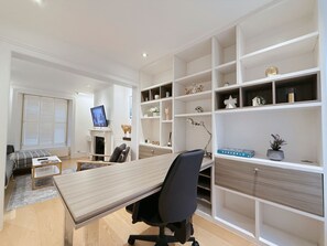 Interior - Spacious, Bright & Cosy ~ Ideal Victoria Location! (London)