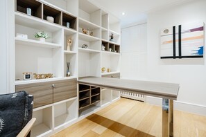 Interior - Spacious, Bright & Cosy ~ Ideal Victoria Location! (London)