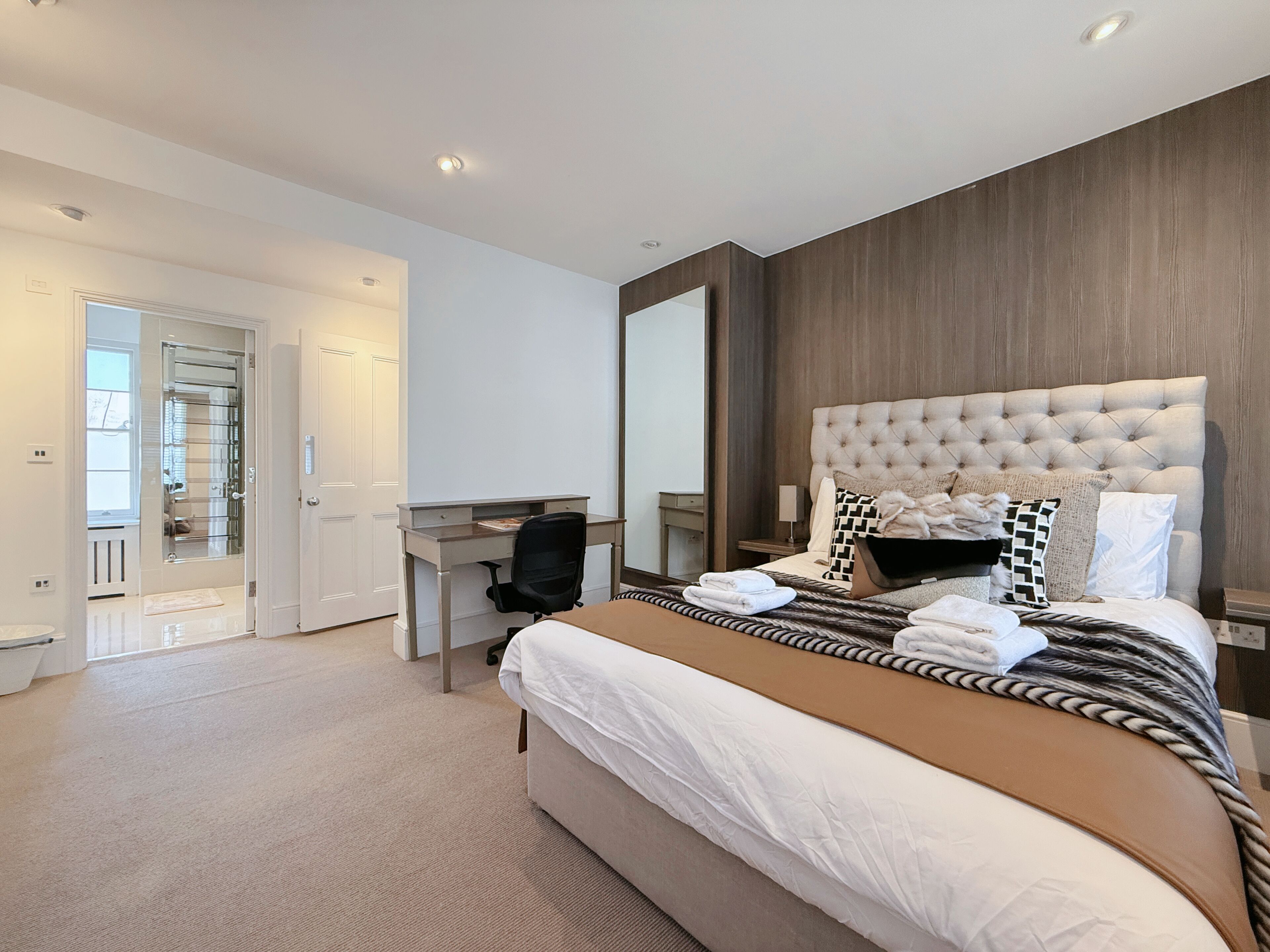 3 chambres, fer et planche à repasser, Wi-Fi, draps fournis