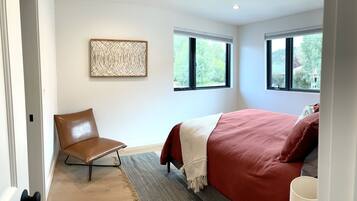 1 間睡房、書桌、熨斗/熨衫板、可攜式嬰兒床