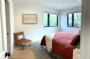 1 bedroom, desk, iron/ironing board, travel cot - Tranquility Base, Modern One-Bedroom Apartment (Carbondale)