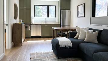 智能电视、书、立体声音响