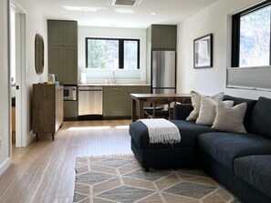 Smart TV, stereo - Tranquility Base, Modern One-Bedroom Apartment (Carbondale)