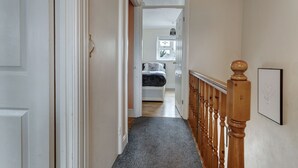House | Interior - 3-bed House, Sleeps 6, Free Parking,wifi (Basildon)
