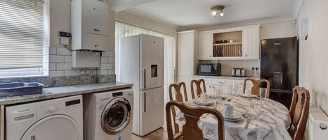 House | Private kitchen | Fridge, microwave, oven, stovetop