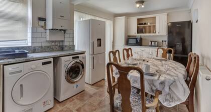 3-bed House, Sleeps 6, Free Parking,wifi