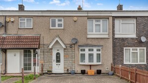A row of terraced houses with a paved driveway and a wooden fence. - 3-bed House, Sleeps 6, Free Parking,wifi (Basildon)
