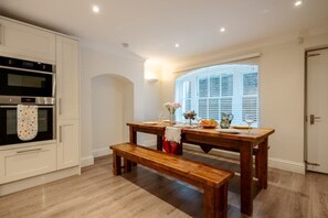 Een koelkast, een magnetron, een oven, een vaatwasser