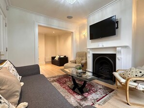 Een televisie, een open haard en boeken