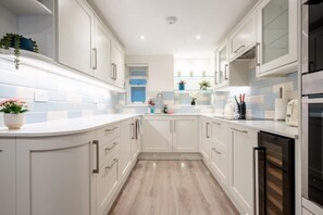 Een koelkast, een magnetron, een oven, een vaatwasser