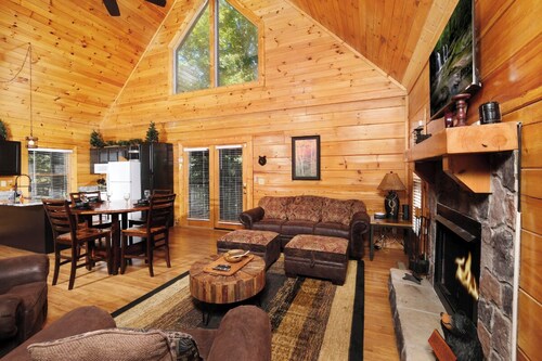 Spacious & Relaxing Retreat! HOT TUB! 2 BR+Loft