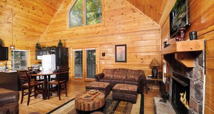 Spacious & Relaxing Retreat! HOT TUB! 2 BR+Loft