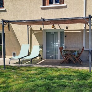 Outdoor dining - Gîte de L'akwaba Logement T3 Buzet-sur-baïse 4760 - LOT ET Garonne (Buzet-sur-Baïse)