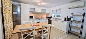 Fridge, microwave, oven, stovetop - Gîte de L'akwaba Logement T3 Buzet-sur-baïse 4760 - LOT ET Garonne (Buzet-sur-Baïse)