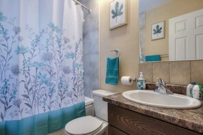 Secadora de cabello, toallas, jabón, papel de baño 