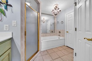 Shower, jetted bath, towels - 🌴BeachFRONT-Oversized Balcony-Pool-3BR Hidden Dunes 203🌴 (Panama City Beach)