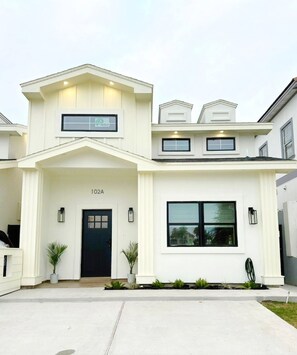 Exterior - Luxury & New 3 Bedroom House 3 min walk to the beach (South Padre Island)