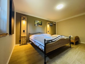 5 Schlafzimmer, Schreibtisch, WLAN, Bettwäsche