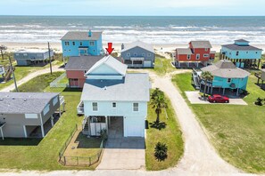 Exterior - Sun, Sand & Surf Await! 3rd House from Beach, Dogs Welcome, Fenced Area, 2 Decks (Galveston)