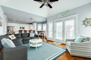 TV - Sun, Sand & Surf Await! 3rd House from Beach, Dogs Welcome, Fenced Area, 2 Decks (Galveston)