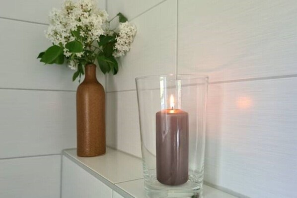 Dusj, hårføner, håndklær og såpe