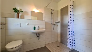Dusj, hårføner, håndklær og såpe